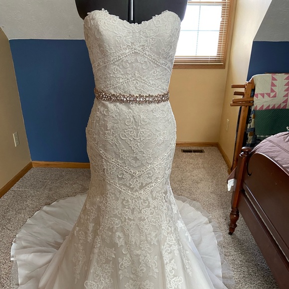 Ivory wedding gown, perfect condition, never worn. Fit and flare style - Picture 3 of 4